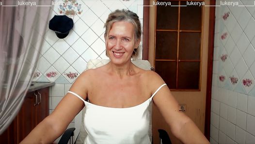 Fröhliche Lukerya mit hüpfenden Titten spricht in der Küche