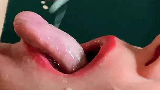 FORESKIN: Она давится от огромного количества спермы, идет в ее глотку крупным планом