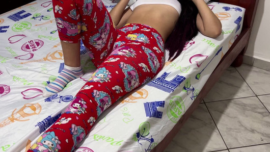 A buceta provocante da minha linda amiga de 18 anos de pijama