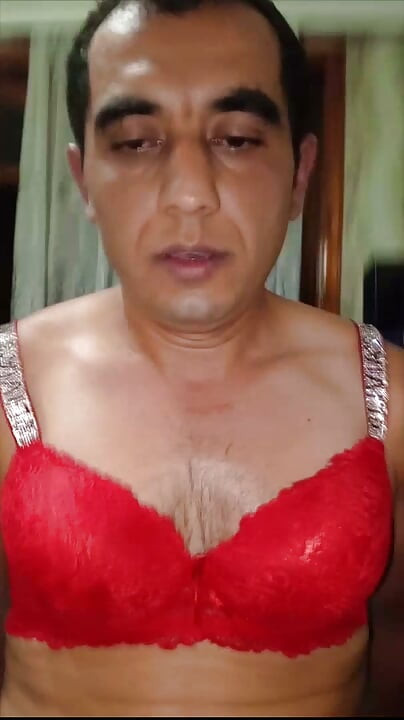 Rafos plays sits on the bed qucagda qrmizi lifcikde gay disclosure video