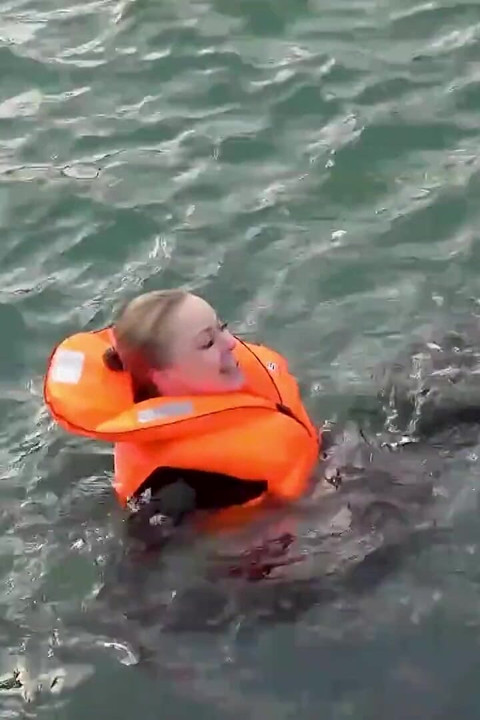 Wetsuit ve Lifejackets Lucy'nin donma karşılaştırması