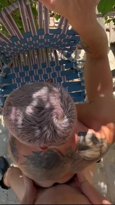 セクシーな庭師がブランコに乗った巨大なペニスでトゥインクとセックスし、何度もイッた |クリップ2