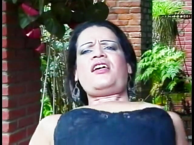Ravenhead Brazilian t-girl Carol in black outfit with juicy round butt and her friend polish chocolate eyes each other in turns