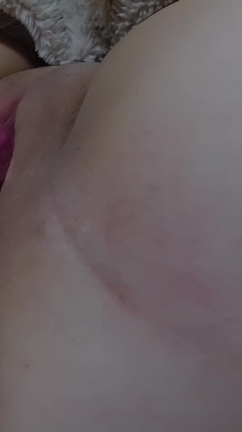 Moment spectaculos de la "Futai dur cu un vibrator în timp ce are parte de primul ei dop de fund și îi place foarte mult"