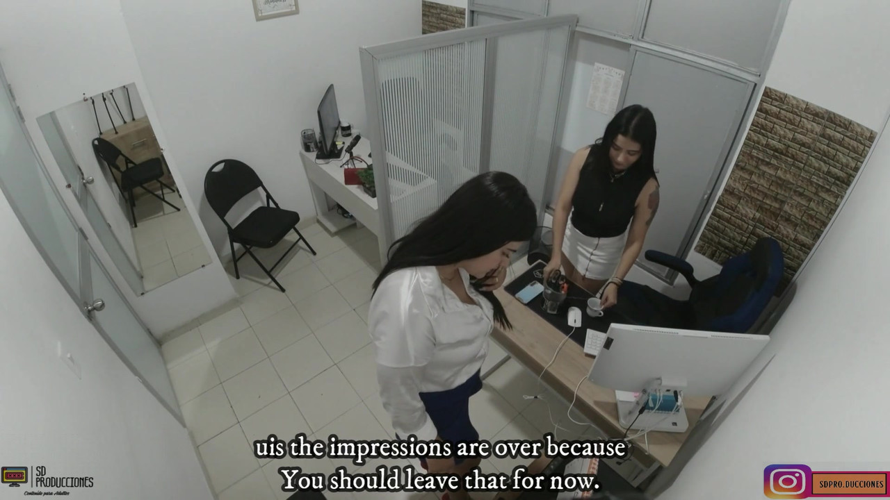 为了减轻压力，我给了我的同事在她的大阴户上几个很好的吻 - 西班牙语色情