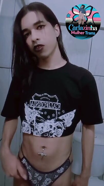 미스 칼라진냐 - 작은 팬티 안에서 뜨겁게 놀며, 빠르게 단단한 음경을 위아래로 움직이고 있다
