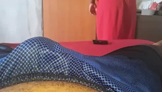 Я не могу поверить этому! Большая задница моей горячей мачехи и огромные сиськи, мой член