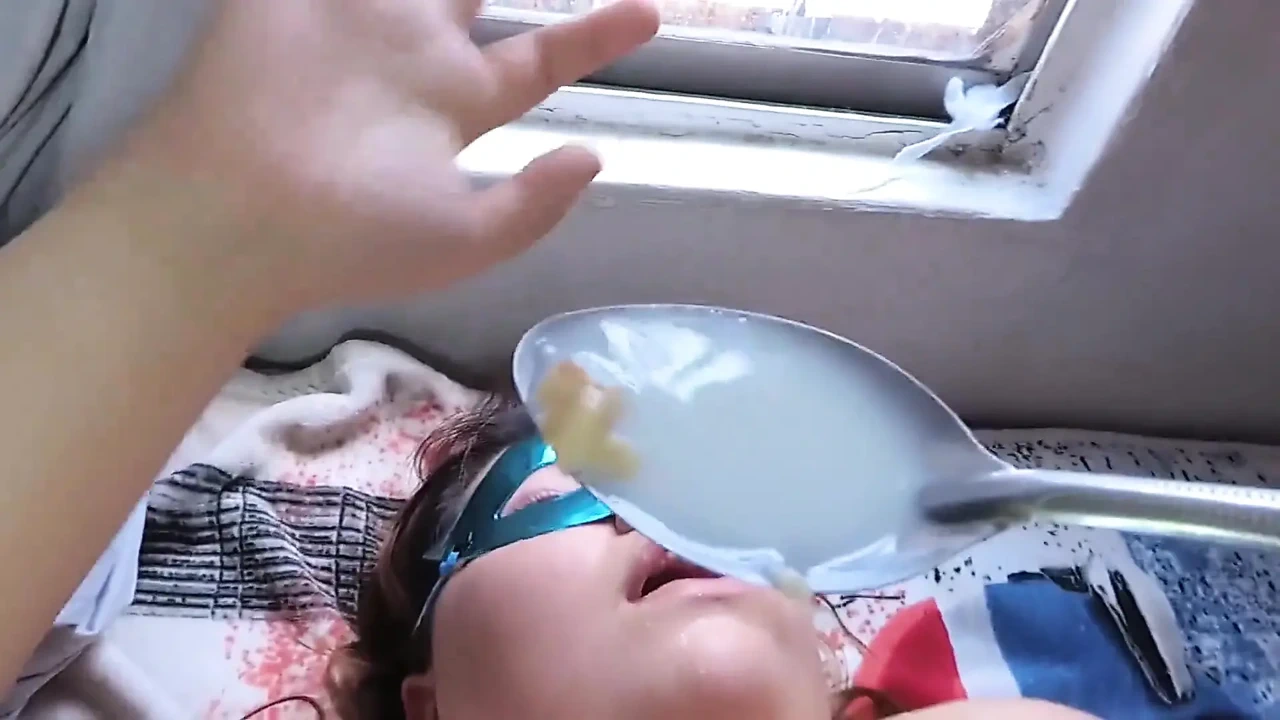 Đầu tiên tôi ăn bánh quy với sữa từ mông của vợ tôi và sau đó tôi đặt quả bóng của mình vào mông cô ấy