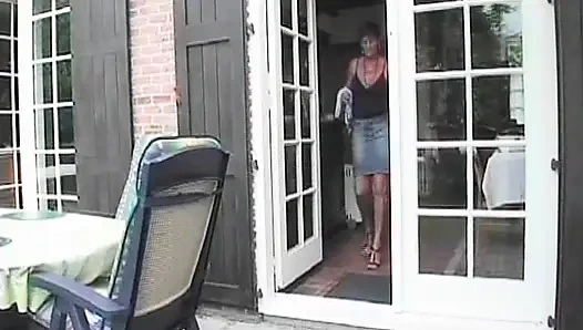 Молодой чувак и ее муж жестко отшпилили ее киску сексуальной бабушке