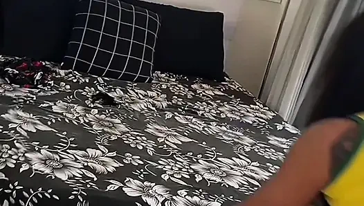 Tante seksi rambut cokelat dientot gaya doggy dan nyepong kontol habis-habisan sampai mengerang keenakan