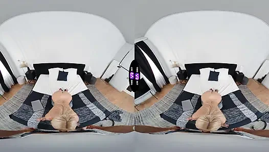 Geile blondine reitet seinen schwanz, nachdem sie ihren laptop repariert hat - tmwVRnet