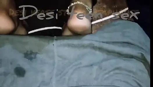 Hintli kadın sert inleyerek domalarak sikişiyor