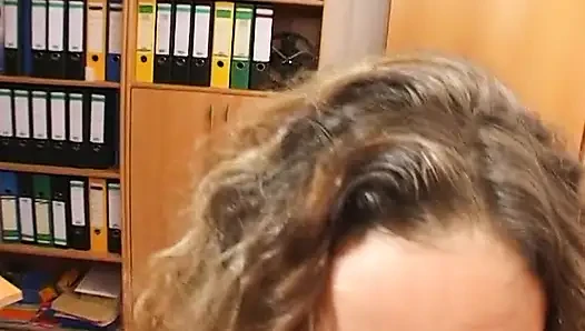 Erstaunliche blonde MILf-hure lutscht weichen schwanz