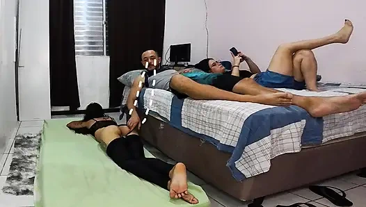 Istri harus berbagi kamar dengan temannya