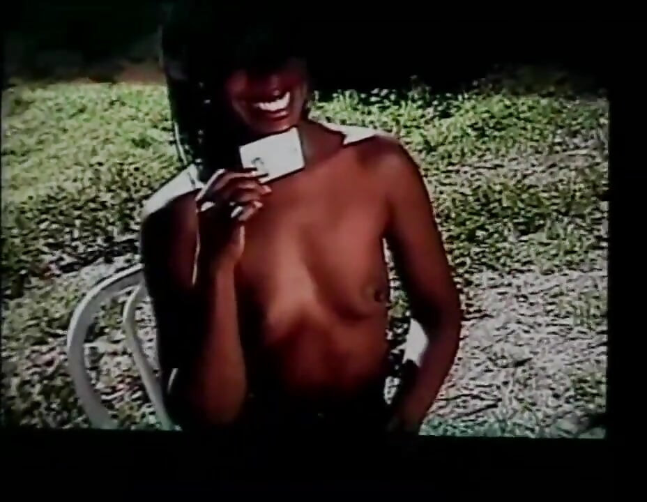 Bianco e nero che leccano la figa e scopano in posizione pecorina in giardino