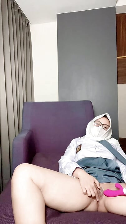 Nữ sinh trung học khoe cặp mông to với tia nước