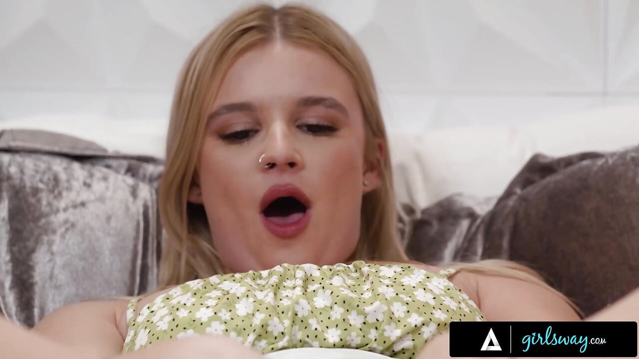 Girlsway - awek panas Isabella Jules secara tidak sengaja mengaktifkan rakan sebilik Sky Wonderland alat penggetar jauh