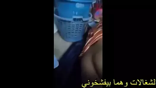 Египетская госпожа-горничная унижает и трахает пальцами работодателя