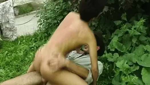 Мама и папа занимаются сексом на обочине дороги