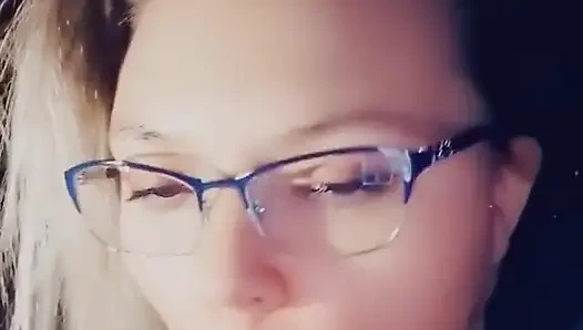 Сосет его член во время работы, Gotta сосет и работает