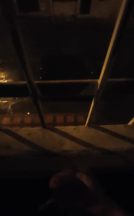 Igranje na prozoru s automobilima koji prolaze