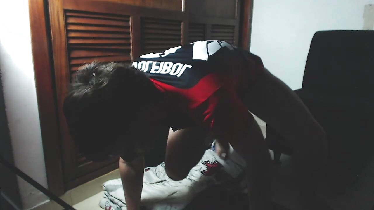 Мастурбировать и показывать свой член вблизи снизу очень чувственно