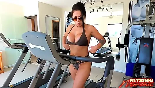 Schwitzend, keuchend und grenzenlos im Fitnessstudio