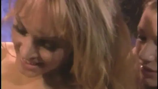 Aksi hot lesbian seks threesome barng cewek hot rambut pirang dan kekasihnya yang masih berondong