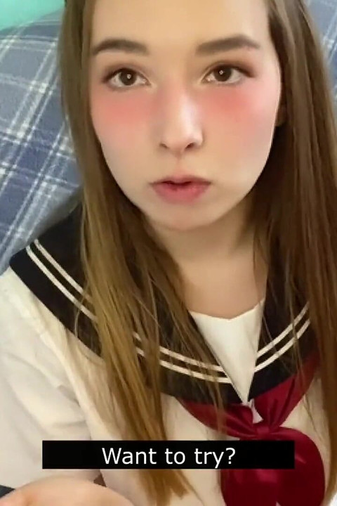 POV-süße in japanischer uniform mit dir allein im selben Raum