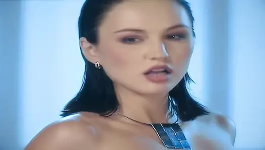 Две молодые модели делят красивый член в заднице.