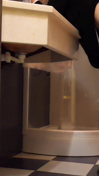 Zrela plavuša žena Selena uživa u međukrevetnom seksu