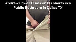 Andrew Powell komt klaar op zichzelf in een openbare badkamer!