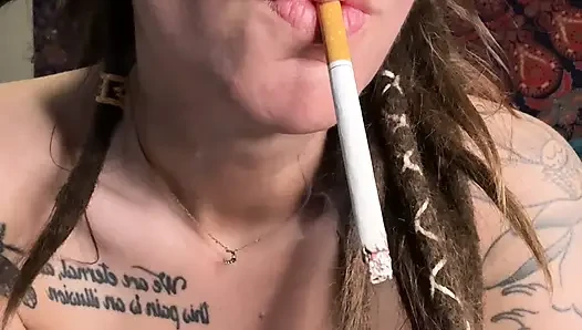 Sigara içen orta yaşlı seksi kadın siyah külot giyerek mastürbasyon yapıyor
