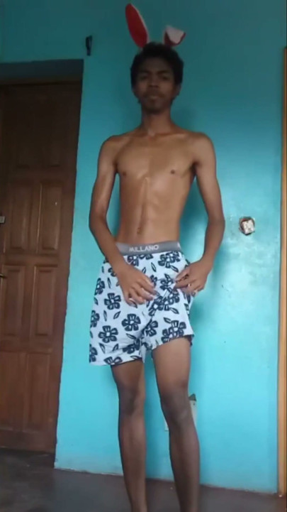 ¡Hijo de puta adolescente negra caliente sabe cómo usar su polla masiva! (Versión 4 K) | Clip 1