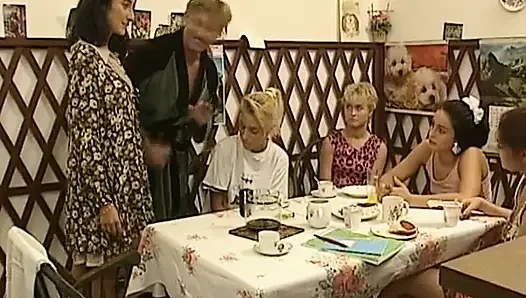Немецкую крошку трахнули на улице, пока ее друзья играют в ванной