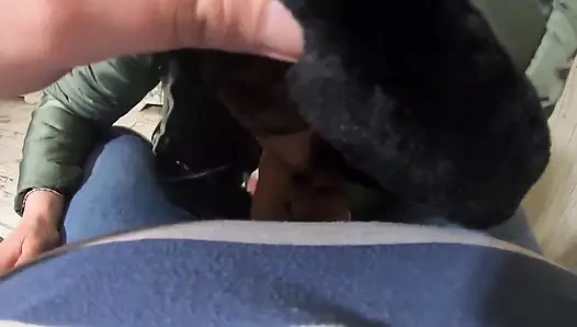 Enger jumpsuit, pelzige stiefel & schmutziger halsfick mit einem spermalecken-finish