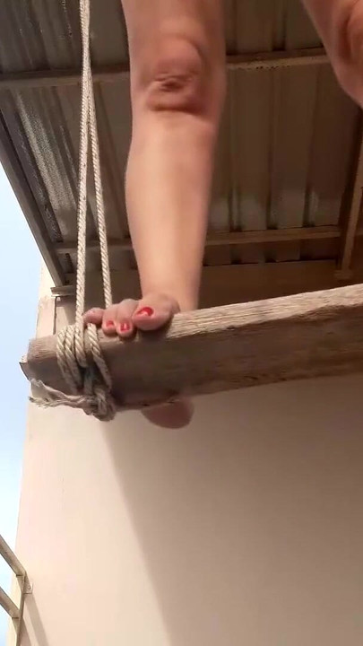 美麗的女士在戶外秋千上不穿內褲搖擺。慢動作 127 2 | 短片 2