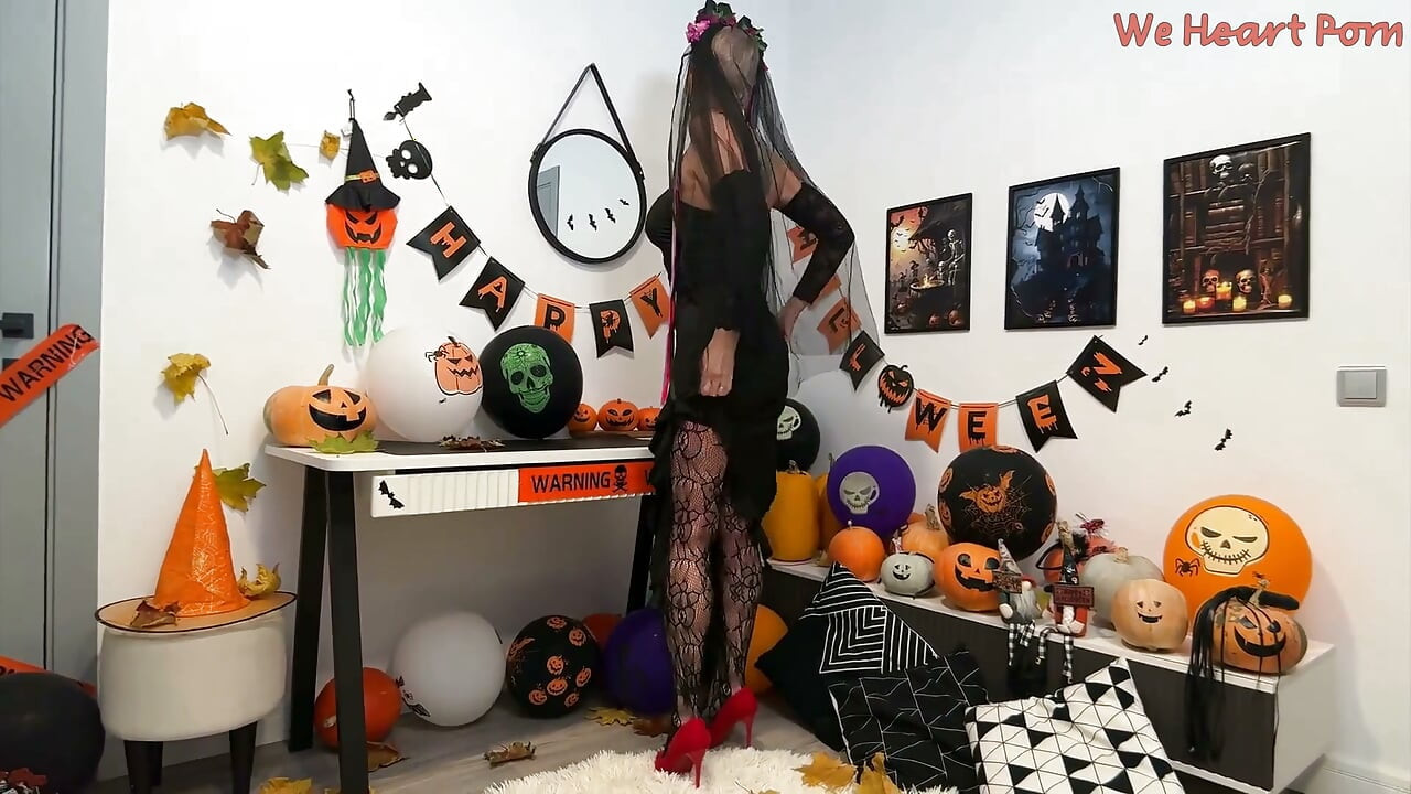 Cô dâu halloween xăm mình Olivia Red trong vớ ren đen bị một con quỷ hứng tình đụ đít