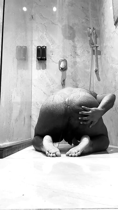 샤워하면서 자위하는 어린 곰