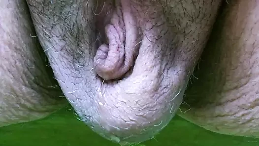 Gerçekten küçük, kesilmemiş bir willy'nin salya salyası çiş yapmasına yakın çekim