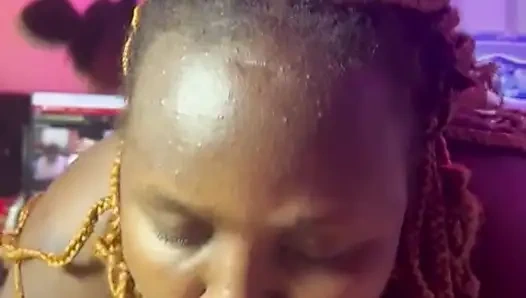 Ich gebe ihm tiefe küsse in den hals