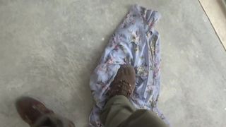 Vegende vloer met gebloemde jurk