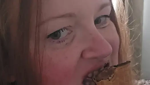 Eis zu essen, kann sehr sexy sein