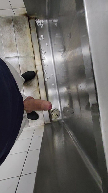 視点:小便器におしっこをする