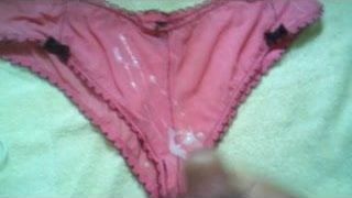 Éjaculation sur une culotte rose