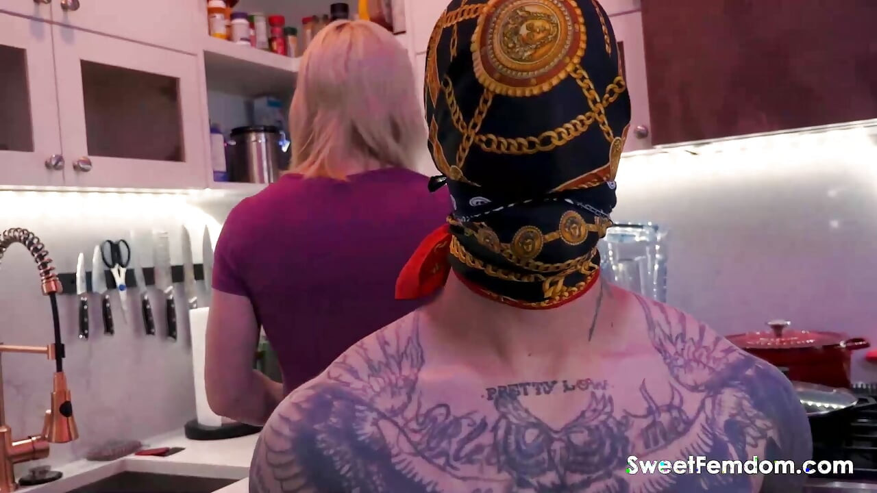 Lucy Hart Milks Heavy w kuchni na SweetFemdom