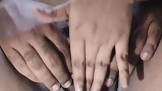 Tamil ev hanımı azgın ruh halinde, bu yüzden kocası amıyla oynamaya karar veriyor