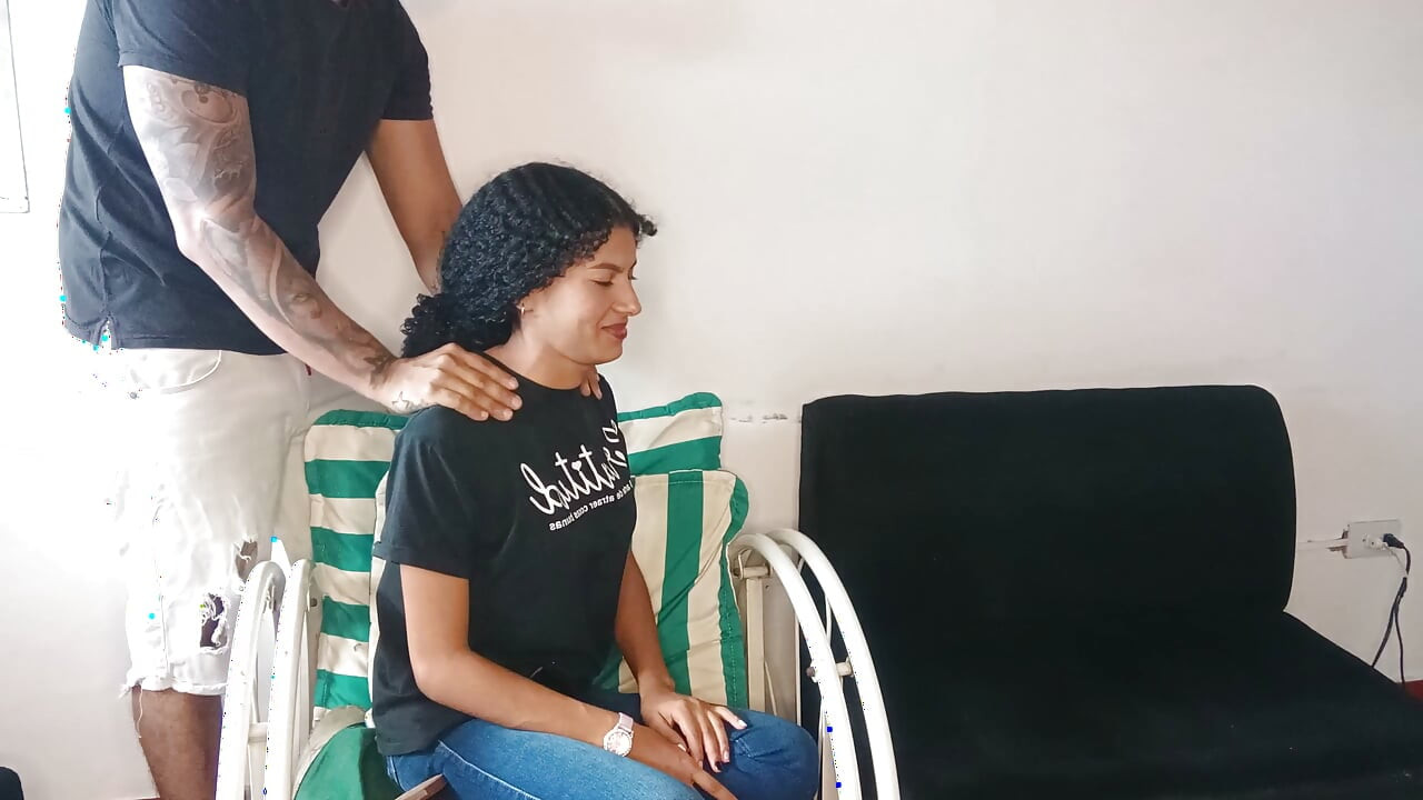 Alles beginnt mit einer Massage eines geilen, dünnen Mädchens und endet in einem Muschi-Lutschen und köstlichem Ficken