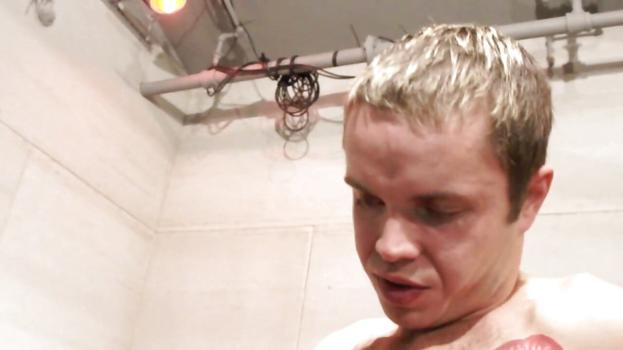 Pieprzony na surowo przez wielkiego kutasa muy prostego przyjaciela