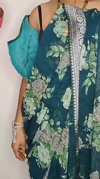 Emotional moment from "Komal ka blouse telar ne dhila sil dia dubara nap le ke silaya"